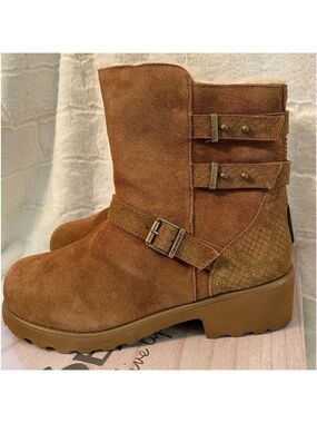 BEARPAW Lucy Suede
Sheepskin Moto Boot with NeverWet-Size 8. Hickory New